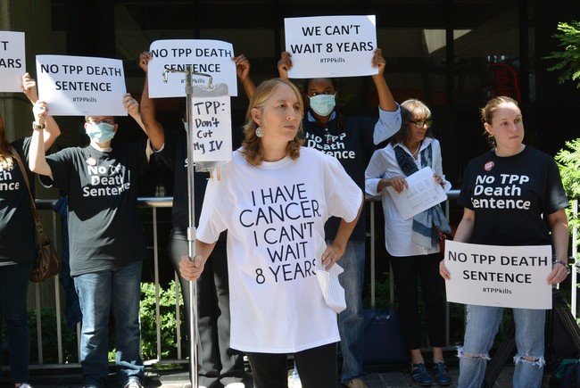 環太平洋連携協定（ＴＰＰ）交渉でも、バイオ医薬品のデータ保護期間を８年とする案に対して米国のがん患者らは激しく抗議した（C）AFP=時事
